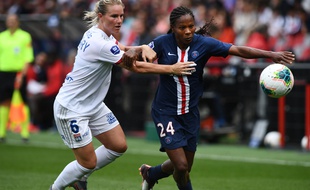 Amandine Henry, ici à la lutte avec la Brésilienne du PSG Formiga lors du Trophée des championnes en septembre à Guingamp.