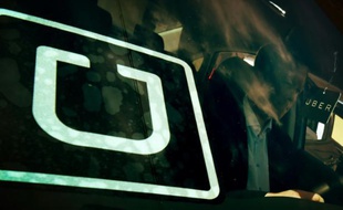 Un homme essaye un véhicule lors du premier salon de recrutement d'Uber à Los Angeles, le 10 mars 2016