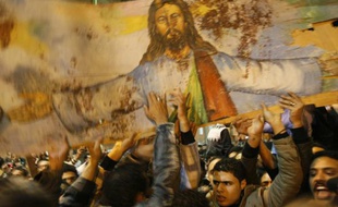 Des chrétiens d'Egypte brandissent un portrait de Jesus Christ ensanglanté lors d'une manifestation, le 2 janvier 2011.