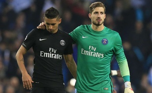 Les joueurs du PSG Marquinhos et Kevin Trapp, déçus après l'élimination face à Manchester City en quart de finale de la Ligue des champions, le 12 avril 2016.