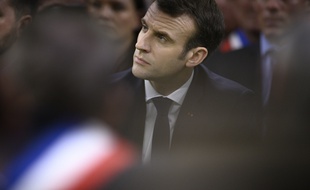 Emmanuel Macron, président de la République, avec 600 maires lors du lancement du grand débat national, le 15 janvier 2019 à Grand Bourgtheroulde (Eure)