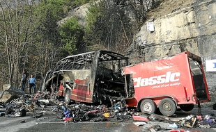 Le car a heurté la falaise dans un virage et s'est embrasé.