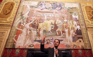 Le conservateur du musée de Bretagne Guillaume Kazerouni devant le carton du mariage d'Anne de Bretagne et de Charles VIII au parlement de Bretagne.
