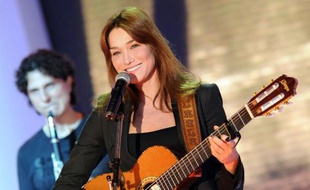 Carla Bruni, qui entreprendra une tournée à l'automne, a enregistré "Little French Songs" en 2011 pendant que son époux était à l'Elysée. Mais sa sortie a été repoussée à l'après-présidentielle.