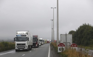 Une file de camions bloque l'A16 à hauteur de Calais, lundi 5 septembre, dans la matinée.