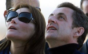 La présidence française a jugé lundi "inacceptable" une publicité de la compagnie aérienne irlandaise Ryanair qui utilise une photo de Nicolas Sarkozy et de sa compagne Carla Bruni, et a indiqué qu'elle étudiait la possibilité de porter plainte.