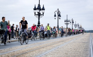 Des cyclistes et piétons ont manifesté pour le maintien de la fermeture du pont de pierre aux véhicules motorisés.