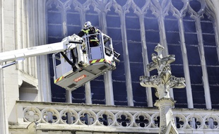 Une centaine de pompiers et une quarantaine d engins ont ete depeches pour combattre un â feu important signalé vers 7h45 a l'interieur de la cathedrale Saint-Pierre-et-Saint-Paul de Nantes, samedi 18 juillet.