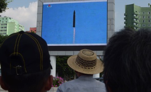 Des habitants de Pyongyang assistent au lancement d'un missile intercontinental le 4 juillet dernier.