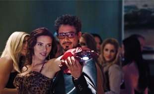 Scarlett Johansson et Robert Downey Jr. enfilent quelques tenues moulantes.