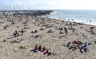 Des personnes profitent du soleil sur une plage de Pornic en Loire Atlantique. S.Salom-Gomis/Sipa