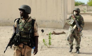Patrouille de soldats nigérians le 5 juin 2013 dans l'état de Borno
