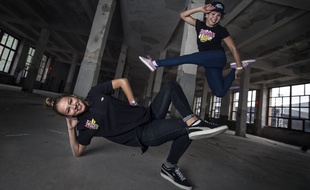 Les bgirls ukrainiennes Kate et Kim prennent la pose.