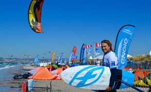 Championnat de France de Kitesurf à Hyères (Var) le 9 octobre 2016. Alex Caizergues.