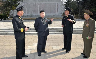 Le leader de la Corée du nord, Kim Jong-un, entouré de dirigeants, le 6 avril 2012.