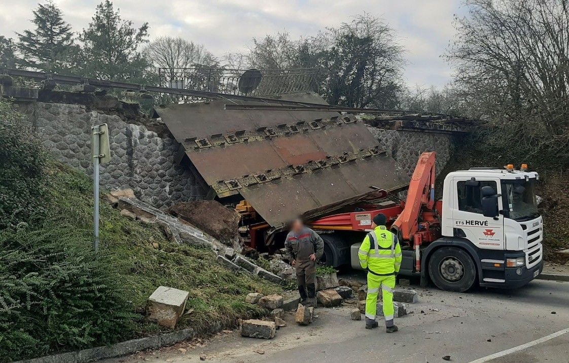 Un ancien pont ferroviaire servant de vélo-rail a été arraché au passage d'un poids lourd à Médréac, en Ille-et-Vilaine, le 11 janvier 2024.