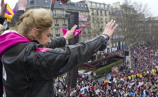 Frigide Barjot salue les milliers de participants à la «Manif pour tous», le 24 mars 2013, à Paris.