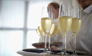 Illustration de coupes de champagne.