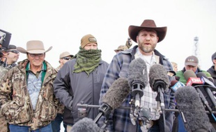 Ammon Bundy, chef d'un groupe de miliciens armés antigouvernementaux, parle aux médias dans le Parc national du Malheur de Burns, dans l'Orégon le 4 janvier 2016