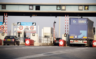 Le gouvernement envisage de mettre en place une nouvelle taxe pour les poids lourds sur des tronçons de routes gratuites (illustration).