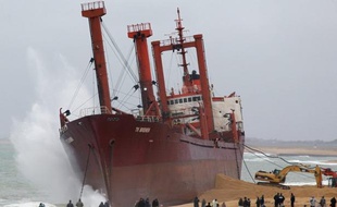La qualité des huîtres de la ria d'Etel, concernées par un arrêté d'interdiction de commercialisation après l'échouement du cargo TK Bremen, s'est encore améliorée, a indiqué jeudi la préfecture du Morbihan.
