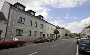 Dimanche, Kerstin, âgée de 19 ans, la fille aînée d'Elisabeth Fritzl, 42 ans, séquestrée et violée par son père Josef, a pu rejoindre les autres membres de sa famille dans l'appartement aménagé spécialement dans le complexe hospitalier de la clinique psychiatrique d'Amstetten.