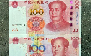Un nouveau billet de 100 yuans (au-dessus) et un ancien (en bas) présentés à Handan, le 12 novembre 2015