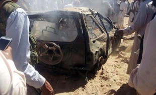 Une voiture où voyageaient trois membres présumées d'Al-Qaïda, calcinée par un drone le 26 janvier 2015 à l'est de Sanaa, au Yémen