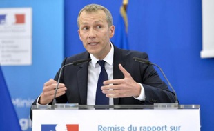 Guillaume Garot lors d'une conférence de presse sur le gaspillage alimentaire le 14 avril 2015 à Paris