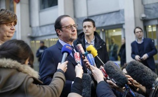 Le président François Hollande s'exprime devant les journalistes après sa visite à l'ambassade du Danemark, le 15 février 2015 à Paris