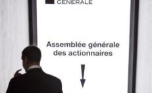 Plusieurs actionnaires ont porté plainte lundi après que l'Autorité des marchés financiers (AMF) a annoncé qu'un dirigeant de la Société Générale avait vendu pour près de 86 millions d'euros d'actions le 9 janvier, bien avant que la banque révèle jeudi une "fraude" record.