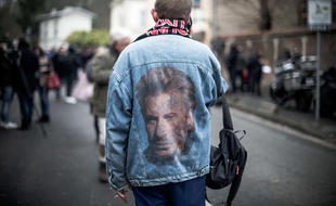Devant la maison de Johnny, a Marnes-la-Coquette, une centaine de journalistes attendent devant les barrieres de securite dressees par la Police. Quelques fans viennent aussi rendre un dernier hommage au chanteur francais