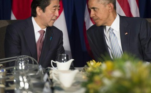 Le président américain Barack Obama (d) et le Premier ministre japonais Shinzo Abe au sommet APEC de Manille le 19 novembre 2015