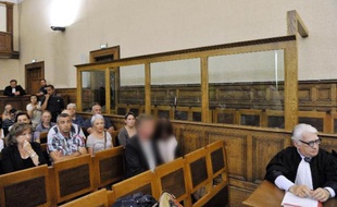 Le procès de l'assassin et violeur présumé d'Agnès, 13 ans, retrouvée brûlée en novembre 2011 au Chambon-sur-Lignon, s'est ouvert mardi à huis clos devant les assises des mineurs de Haute-Loire, à la grande déception de la famille de la collégienne.