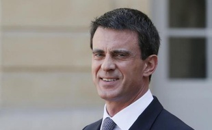 Le Premier ministre Manuel Valls se tient dans la cour de l'hôtel Matignon, le 21 avril 2015 à Paris