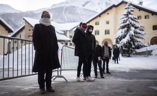 Des personnes attendant de se faire tester à Zuoz, en Suisse.
