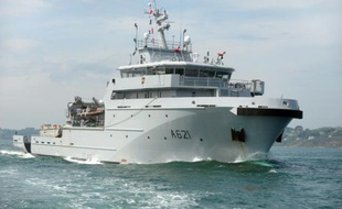 Le D'Entrecasteaux lors de son appareillage du port militaire de Brest, le 11 mai 2016
