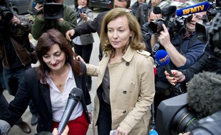 Valerie Trierweiler sort du qg de Francois Hollande, entourée d'une nuée de journalistes le 8 mai 2012.