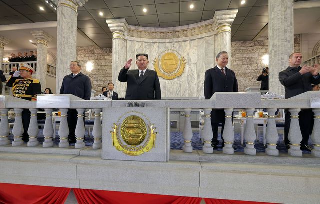 Le dirigeant nord-coréen (au centre) était accompagné de ses partenaires étrangers : le Premier ministre chinois Li Qiang (quatrième à droite), le chef du Parti communiste vietnamien To Lam (deuxième à droite) et l’ancien président russe et actuel vice-président du Conseil de sécurité de son pays Dmitri Medvedev (droite).