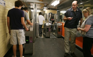 Finis tickets et Passe Navigo, à l'automne 2018, les titres de transports pour prendre le métro, le train, le bus ou le tram à Paris et en Ile-de-France seront sur smartphone. (Illustration)