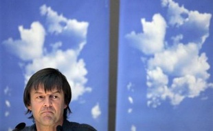 Après une retraite volontaire de plusieurs mois, Nicolas Hulot revient en Une pour tenter de sauver la loi Grenelle sur l'environnement qu'il estime menacée, et se rappeler au bon souvenir des politiques dans la perspective des élections européennes.