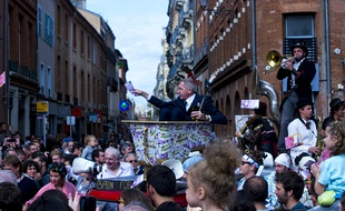 Le président de Groland, Christophe Salengro, lors de la parade durant Fifigrot.