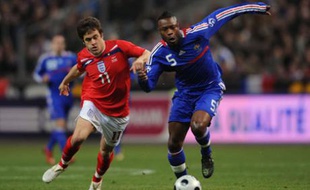 L'Anglais Joe Cole (à gauche) à la lutte avec le Français William Gallas lors d'un match amical le 26 mars 2008 au Stade de France.