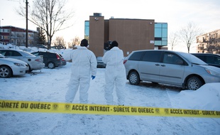 Des enquêteurs sur les lieux de la fusillade qui a fait six morts dans une mosquée à Québec, le 30 janvier 2017.