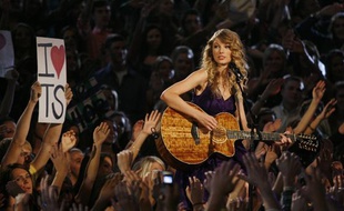 La chanteuse Taylor Swift, lors des 43e Country Music Awards à Nashville, le 12 novembre 2009.