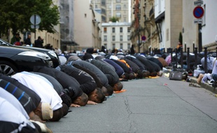 Des musulmans prient dans la Grande Mosquée de Paris, le 26 octobre 2012