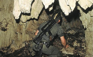 La grotte d'Ouvéa, où vingt-sept gendarmes ont été retenus en otages par des indépendantistes kanaks (archives).