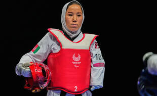 Zakia Khudadadi est la première femme afghane pratiquant le taekwondo. Elle a pu participer aux Jeux paralympiques de Tokyo après s'être enfui de son pays.