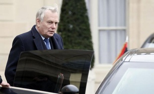 Jean-Marc Ayrault a fini par admettre que la France ne pourrait pas tenir l'objectif de réduction du déficit à 3% du PIB pour la fin de l'année, fournissant à l'opposition une nouvelle occasion de dénoncer le gouvernement, cette fois-ci sur sa politique économique.