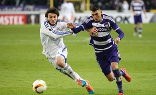 L'attaquant argentin Matias Suarez (à droite).